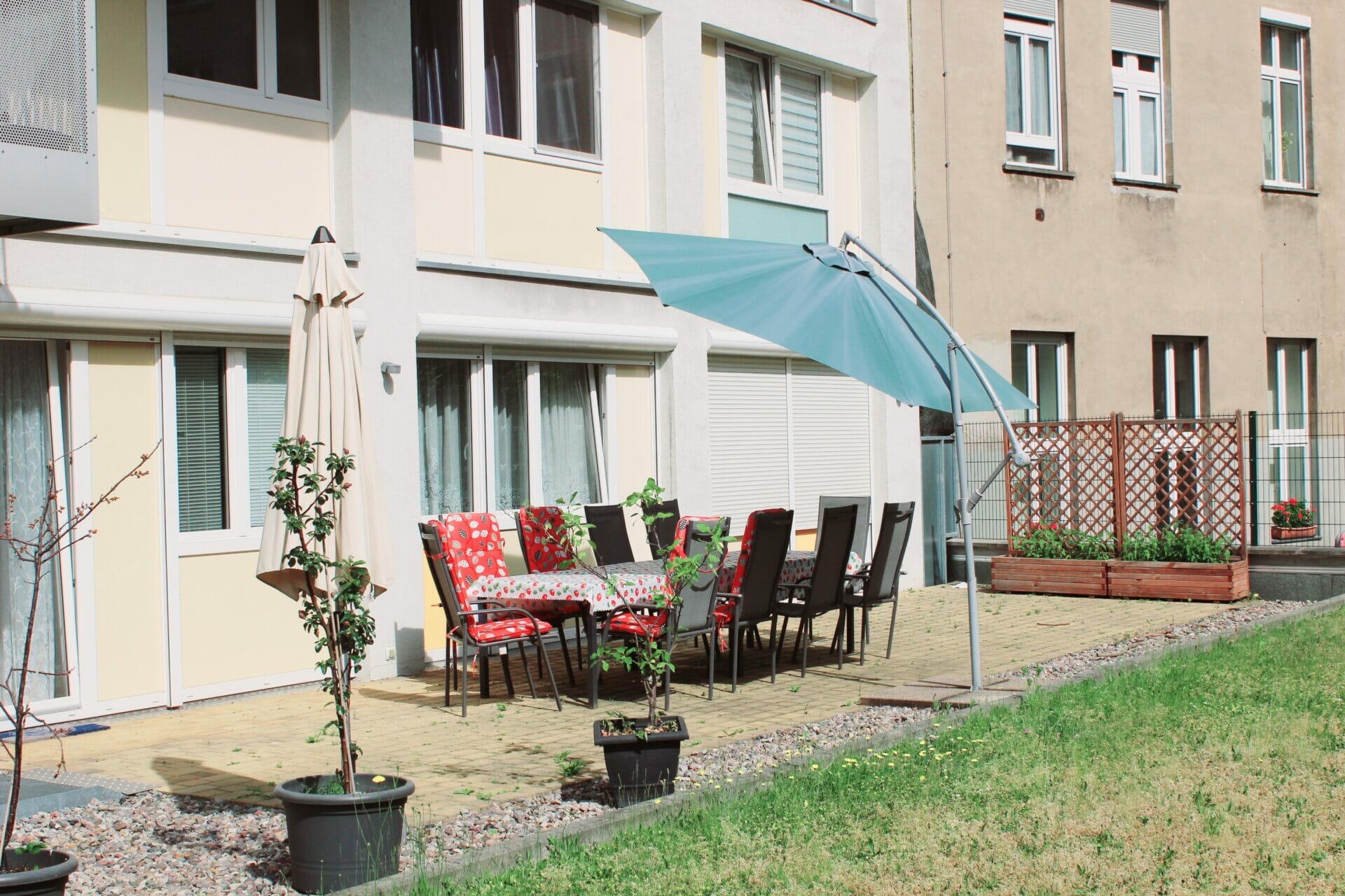 Terrasse mit Tisch und Sonnenschirm
